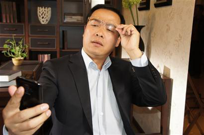 戴傳統(tǒng)老花鏡看遠一片模糊，老花鏡怎么配？