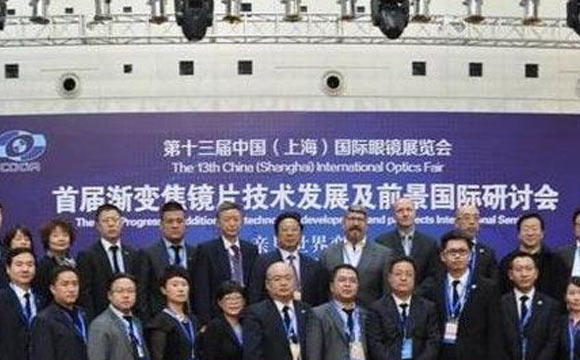 老花鏡技術(shù)革命，漸進多焦鏡才是最佳解決方案