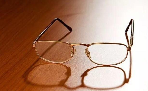 佩戴老花眼鏡，記住這四點，避免對眼睛造成傷害