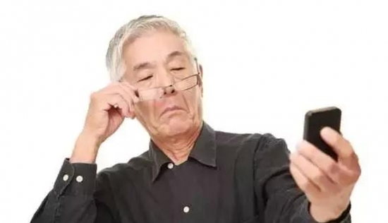 美麗島多焦鏡：用手機發(fā)信息成了奢侈，六十歲的困惑看他怎么解決